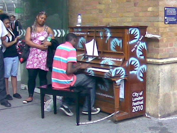 Desconocido tocando
