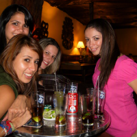 CIUDAD DE GUATEMALA - GUATEMALTECAS EN UN BAR.
