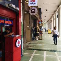 DELHI - CALLE DE CONNAUGHT PLACE.