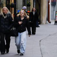 TALLIN - 2 ESTONIAS EN LA CALLE.