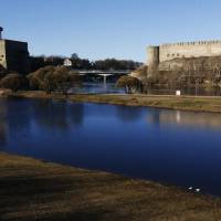 NARVA - FRONTERA ENTRE EL CASTILLO HERMANN E IVANGOROD.