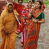 JAIPUR - MUJERES EN TEMPLO DE GALTA JI.