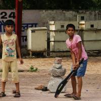 AGRA - NIÑOS JUGANDO A CRÍQUET EN LA CALLE.