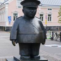 OULU - ESTATUA EN CENTRO HISTÓRICO.