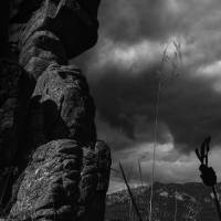 Su forma persiste cual callado centinela del valle.
El Cáliz