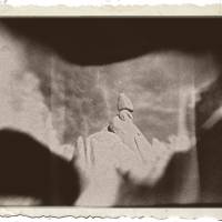 Bajo el grano sepia del recuerdo,
se alza una figura velada,
como un monje de piedra 
custodio de un secreto que el tiempo guarda.
Los Navajuelos