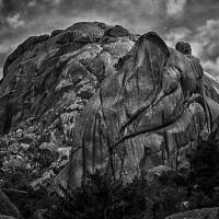 Allí, donde el viento calla y la piedra habla, un coloso de roca, marcado por mil inviernos y soles, espera nuestro paso efímero por su base.
El Elefante de El Yelmo.