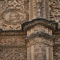 FACHADA PLATERESCA UNIVERSIDAD DE SALAMANCA.
...una interpretación revolucionaria al enigma de la rana en esta fachada, el profesor Benjamín García-Hernández acaba de sacar a la luz.

Este catedrático de Filología Latina de la Universidad Autónoma de Madrid atravesaba hace 40 años las puertas que, bajo la fachada, dan acceso al Patio de Escuelas Mayores para asistir a sus clases. A buen seguro barruntaba desde entonces plantearse la realización de un profundo estudio en el que desenmascarar la simbología de uno de los monumentos más visitados del planeta cuyo objetivo principal terminó por verse desplazado a favor de un ornamento nacido para ser complemento y transformado en absoluto protagonista.

Profunda investigación

Tras varios años de trabajo y una constante revisión de lo escrito a medida que se iban conociendo nuevos detalles, García-Hernández ha publicado 'El desafío de la Rana de Salamanca: cuando la rana críe pelos', un curioso título para una sesuda investigación llena de rigor y originalidad en la que, por momentos, la propia rana cuenta al lector en primera persona los avatares de su construcción y el porqué de su importancia.

El autor sostiene en su relato que el conjunto de la rana y la calavera sobre la que se posa pretende mandar un mensaje iconográfico para burlar de esta manera a la inquisición y añade un detalle que ayuda a comprender la historia.

El elemento antropomorfo representa al príncipe Juan, hijo de los Reyes Católicos fallecido en 1497 sin haber cumplido los 20 años.

Por tal motivo, al chafarderismo popular rebautizó la pieza como 'Juanita' y, en recuerdo al doctor Parra, quien trató infructuosamente de salvar la vida del heredero de la corona, denominó 'Parrita' a su eterna compañera animal que, apostada sobre la zona del cuero cabelludo, lanza al mundo de manera sutil el mensaje de que, pese a que el conjunto de la fachada pretende resucitar a los notables de la época, la resurrección no es posible.

La idea, heredada de un viejo proverbio sefardí, explican los expertos, podría haberse dejado clara si se hubiera acompañado de un lema que jamás llegó a ser tallado por no ofender la moral de la época y no arriesgar la vida del autor o autores.

De igual modo Benjamín García-Hernández logra desentrañar el llamado 'orden de lectura' del monumento. La clave que permite seguir la historia que esa fachada quiere contar y lo que representa cada elemento.

Así, considera que el conjunto que forman las tres calaveras apostadas en la pilastra de la parte derecha representa a los tres hijos de los monarcas fallecidos antes de la construcción de la fachada (Isabel, María y Juan). Uno de ellos, señala, es el príncipe Juan sobre el que se alza, desgastado por el tiempo, uno de los enigmas más curiosos de los últimos cinco siglos.
DIARIO EL MUNDO 3/10/2011